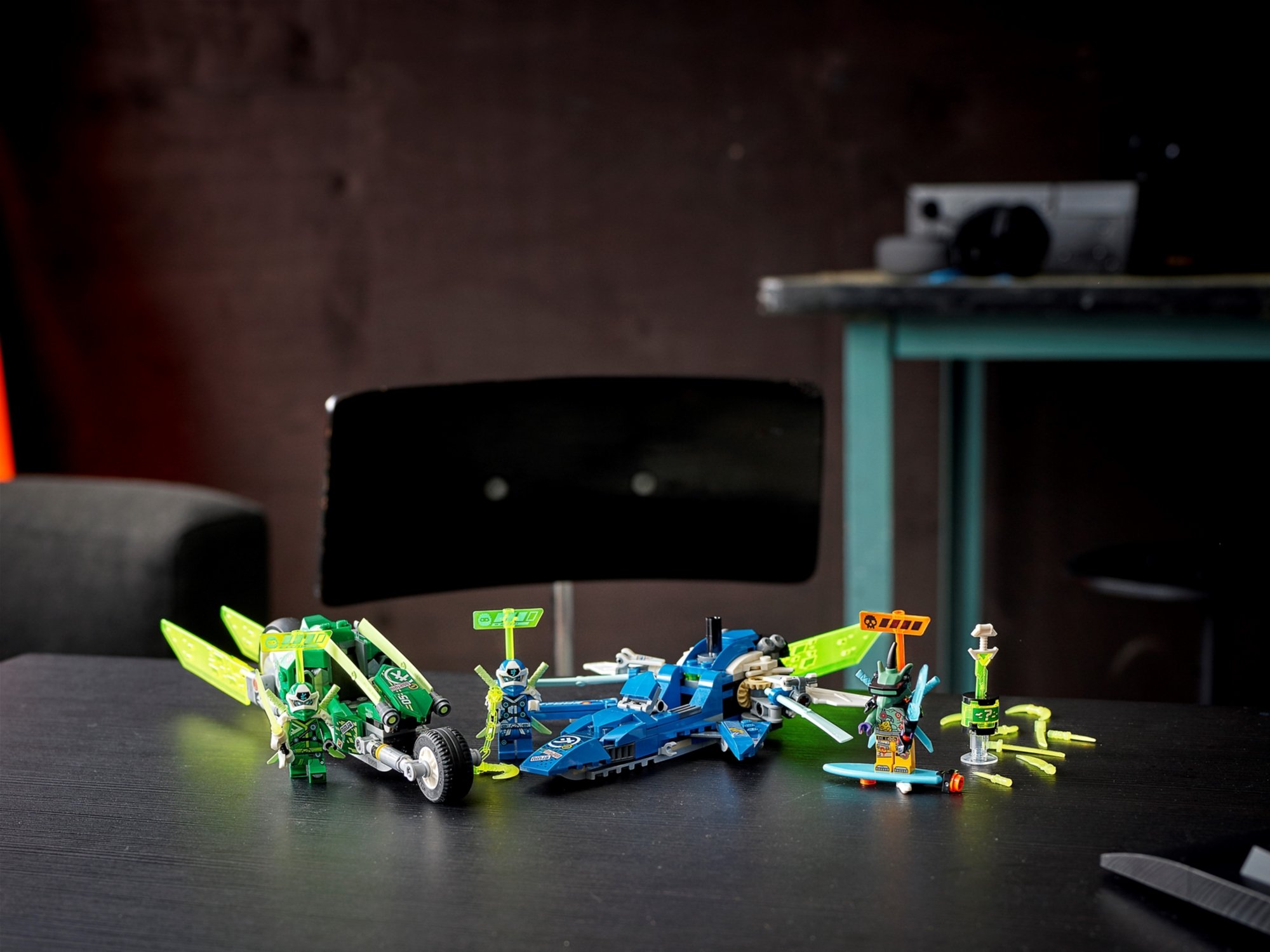 konstruktor lego ninjago skorostnye mashiny dzheya i llojda 71709