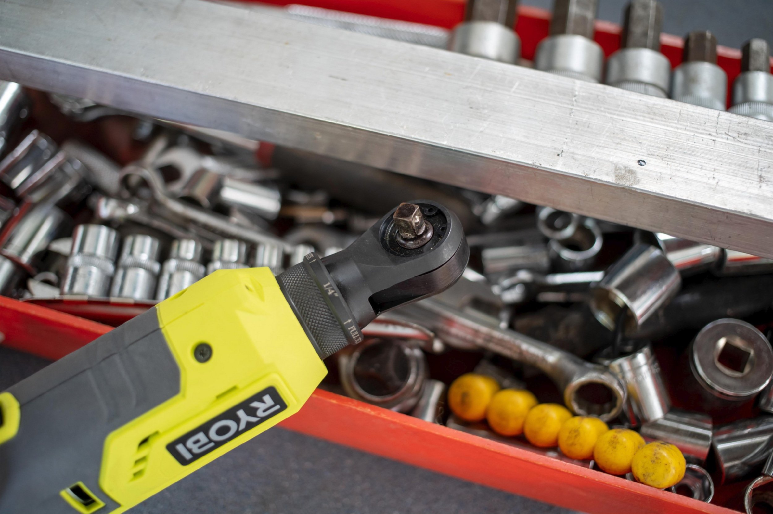 Аккумуляторная Трещотка Ryobi R18RW2-0 1/4